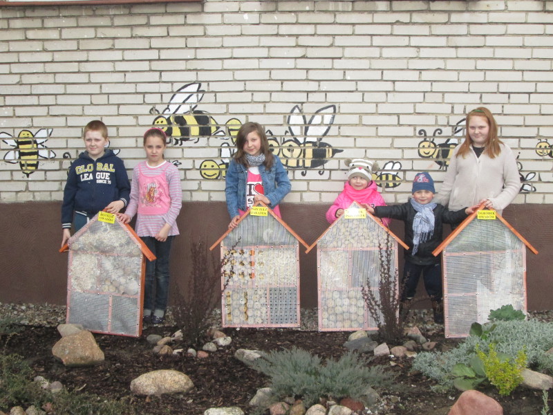 Młodzież budowała domki dla pszczół