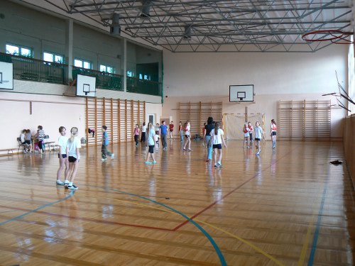 Hala sportowa w szkole w Narwi